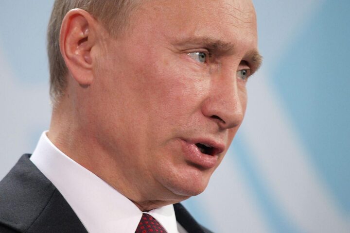 Putin und Araghchi besprechen strategische Beziehungen und Frieden im Nahen Osten in St. Petersburg.