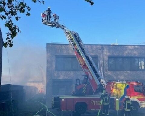 Großbrand in Mülheim: Feuerwehr kämpft gegen das Feuer im Gewerbebetrieb. Einsatzkräfte vor Ort.