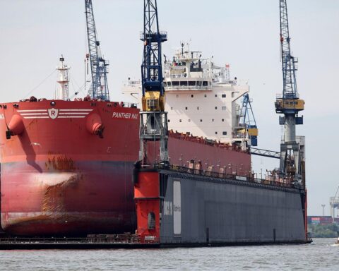Ein Schiff in einer Werft, Symbol für maritime Wirtschaft und zukünftige Technologien in Deutschland.