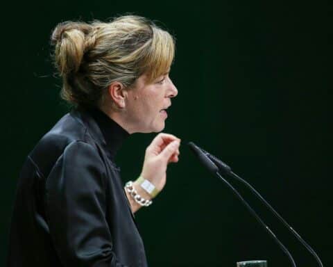 Mona Neubaur spricht über Wirtschaft und Energieunabhängigkeit im Kontext geopolitischer Konflikte.