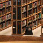 Modernes Hochschulgebäude mit Hörsälen, Bibliothek und Mensa, symbolisiert Fortschritt in der Forschung.