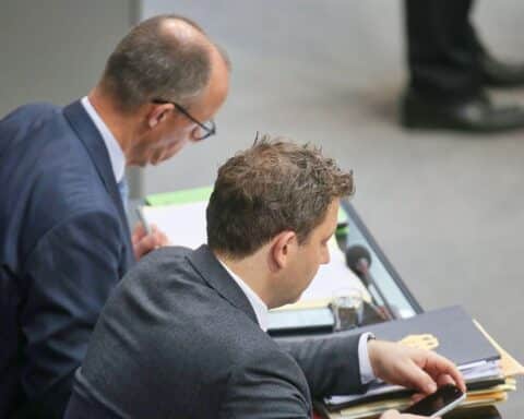 Friedrich Merz und Lars Klingbeil bei einer politischen Veranstaltung, Ausdruck von Unzufriedenheit der Wähler.