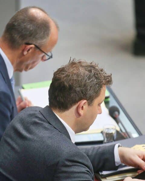 Friedrich Merz und Lars Klingbeil bei einer politischen Veranstaltung, Ausdruck von Unzufriedenheit der Wähler.