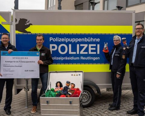 Übergabe eines neuen Anhängers für die Polizeipuppenbühne zur Förderung der Verkehrssicherheit.