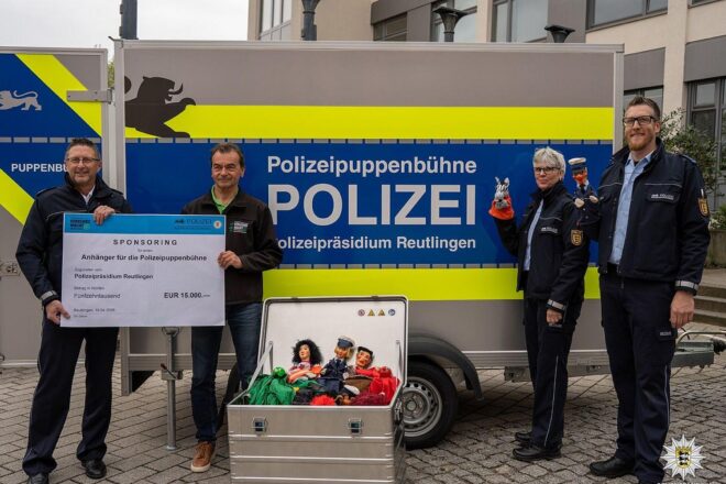Neuer Anhänger für Polizeipuppenbühne in Reutlingen übergeben