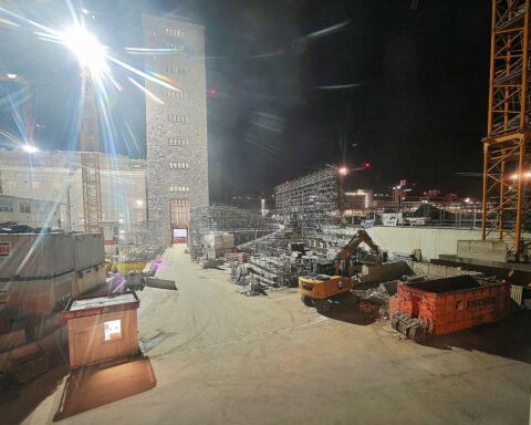 Baustelle des neuen Stuttgarter Hauptbahnhofs mit Baukränen und Arbeitern in Aktion.