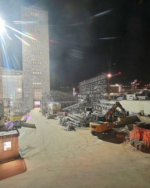 Baustelle des neuen Stuttgarter Hauptbahnhofs mit Baukränen und Arbeitern in Aktion.