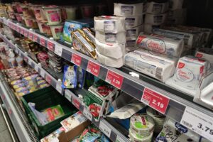 Supermarktregal mit Käse, das die neue Gesetzesinitiative zur Sonntagsöffnung verdeutlicht.
