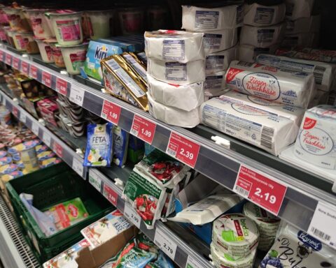 Supermarktregal mit Käse, das die neue Gesetzesinitiative zur Sonntagsöffnung verdeutlicht.
