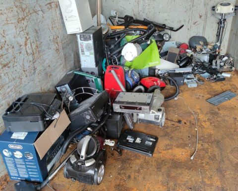 Ein Bild von gesammelt Elektroaltgeräten in der Natur oder auf einem Recyclinghof.