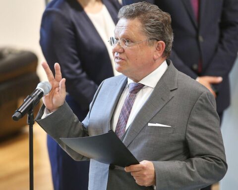 Postkarten und Poster für ehrenamtliches Engagement, betont durch Minister Philippi und LAGFA.