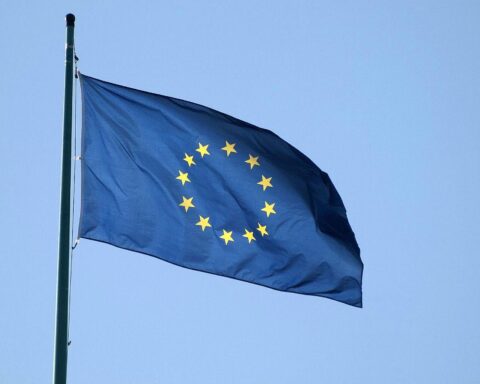 Eine Europaflagge, die Vielfalt regionaler Sprachen symbolisiert, mit Fokus auf Plattdeutsch und Saterfriesisch.