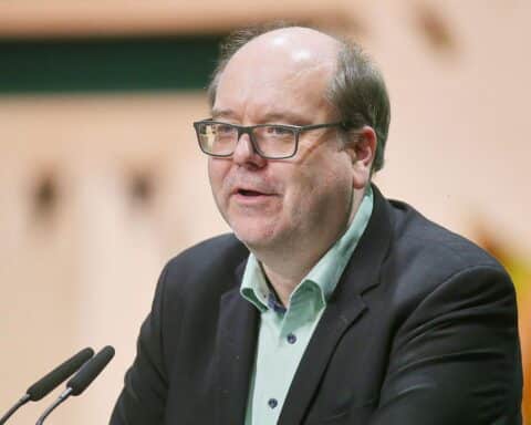 Christian Meyer diskutiert Sicherheitsstrategien für kritische Infrastrukturen in Niedersachsen, Fokus auf erneuerbare Energien.