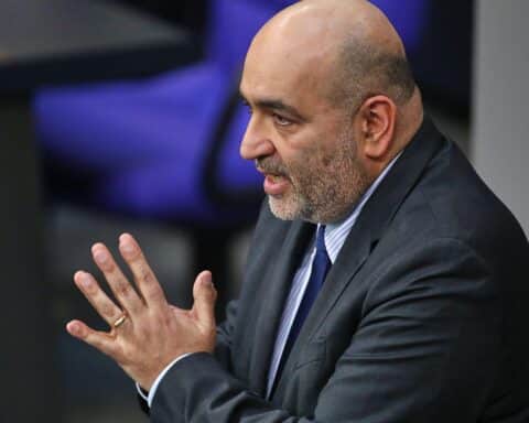 Omid Nouripour fordert mehr deutsche Unterstützung für die Ukraine während deutsch-ukrainischer Konsultationen.