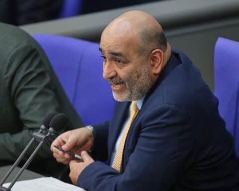 Omid Nouripour betont dringende diplomatische Initiativen der EU im Iran-Konflikt während EU-Gipfel.