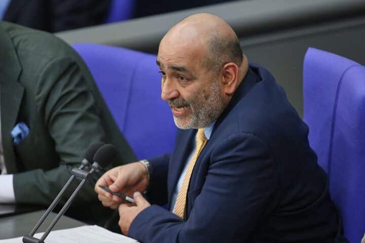 Omid Nouripour betont dringende diplomatische Initiativen der EU im Iran-Konflikt während EU-Gipfel.