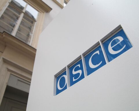 OSZE-Präsident verteidigt Wahlbeobachtung in Ungarn trotz EU-Kritik und Vorwürfen gegen Mitarbeiterin.