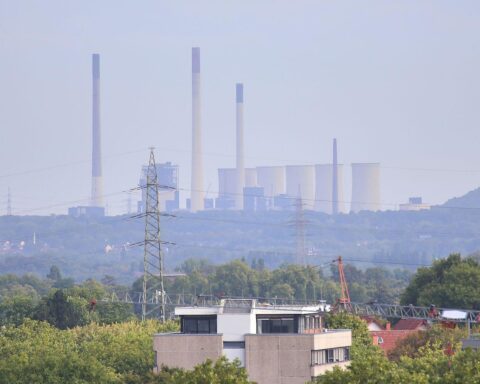 Gerichtssaal mit Juristen, Karten des Ruhrgebiets und einem Fokus auf Rohstoffabbau und Regionalplanung.