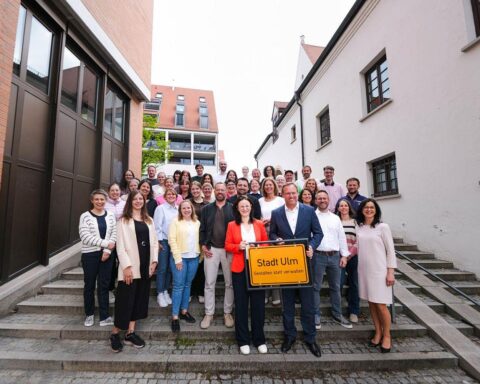 Oberbürgermeister Ansbacher im Gespräch mit Mitarbeitern der Abteilung Personal und Organisation in Ulm.