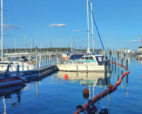 Ölteppich im Hafen von Konstanz, Feuerwehr im Einsatz zur Eindämmung der Verschmutzung.