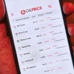 Ölpreise auf Smartphone-Display, symbolisieren Energiemarkt und aktuelle wirtschaftliche Herausforderungen.