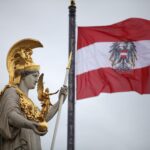 Österreichische Fahne vor dem Hintergrund von Wirtschaftspolitik und Energiefragen in Europa.