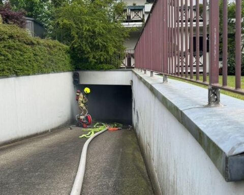 Oldtimer in Tiefgarage verursacht Rauchentwicklung; Feuerwehr im Einsatz zur Gefahrenabwehr.
