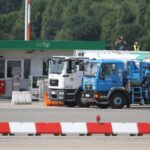 Kerosin-Tankstelle mit Hinweis auf drohende Knappheit und politische Auseinandersetzungen in Deutschland.