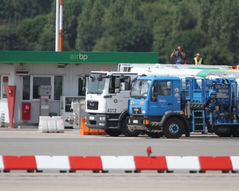 Kerosin-Tankstelle mit Hinweis auf drohende Knappheit und politische Auseinandersetzungen in Deutschland.