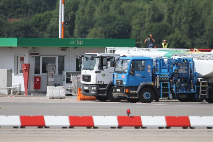 Kerosin-Tankstelle mit Hinweis auf drohende Knappheit und politische Auseinandersetzungen in Deutschland.