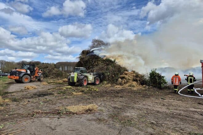 Osterfeuer in Klein Meckelsen brennt vorzeitig ab