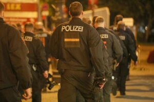Ruhevolle Osterfeuer-Feiern mit Besuchern, Bratwurst und Polizeipräsenz in Verden/Osterholz.
