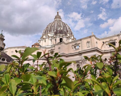 Papst feiert Ostern: Petersdom, Gläubige versammelt, Frieden und Einheit im Fokus.