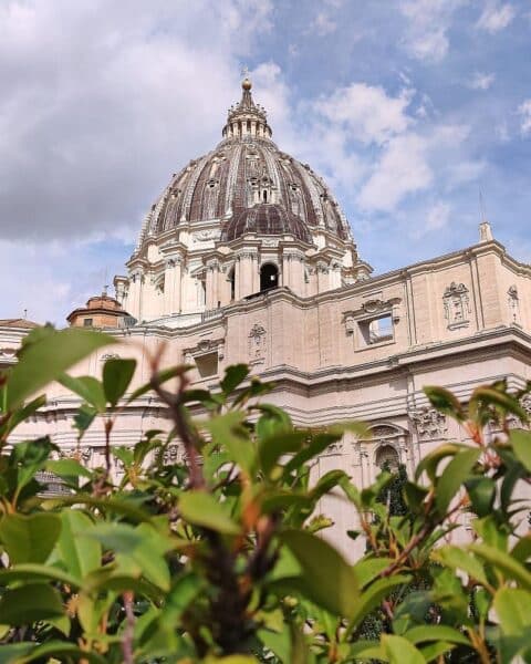 Papst feiert Ostern: Petersdom, Gläubige versammelt, Frieden und Einheit im Fokus.