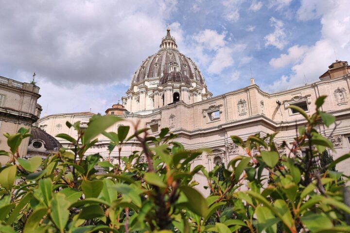 Papst feiert Ostern: Petersdom, Gläubige versammelt, Frieden und Einheit im Fokus.