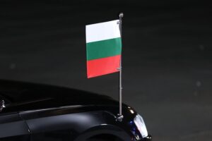 Bulgarische Flagge mit Symbolik der politischen Veränderung und Stärke nach Parlamentswahl.