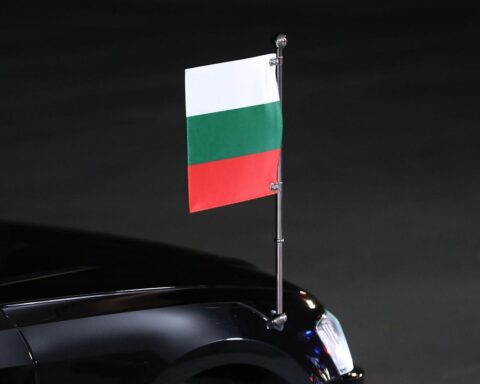 Bulgarische Flagge mit Symbolik der politischen Veränderung und Stärke nach Parlamentswahl.