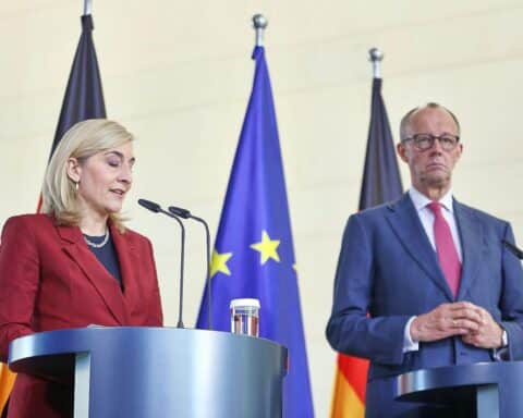 Nina Warken und Friedrich Merz diskutieren über die Reform der gesetzlichen Krankenversicherung in Berlin.