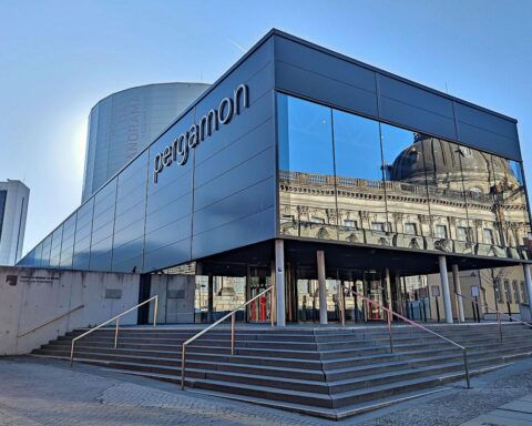 Wiedereröffnung des Pergamonmuseums 2027, Renovierungsarbeiten, Pergamonaltar, historische Artefakte, Berliner Kultur.