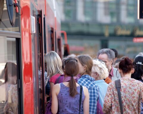 Fahrgäste in einer Straßenbahn nutzen den öffentlichen Nahverkehr in Deutschland.