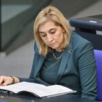 Nina Warken präsentiert Pflegereform, die Pflegeheimkosten für Bewohner erhöhen und Zuschüsse verzögern.