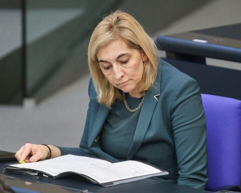Nina Warken präsentiert Pflegereform, die Pflegeheimkosten für Bewohner erhöhen und Zuschüsse verzögern.