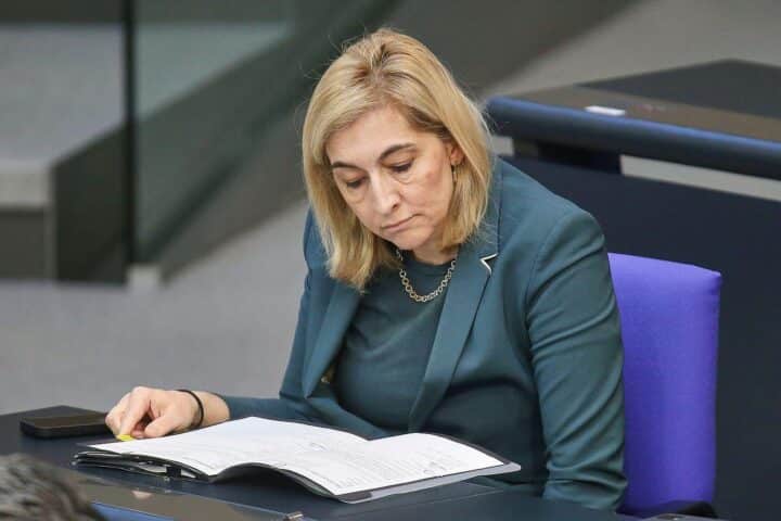 Nina Warken präsentiert Pflegereform, die Pflegeheimkosten für Bewohner erhöhen und Zuschüsse verzögern.