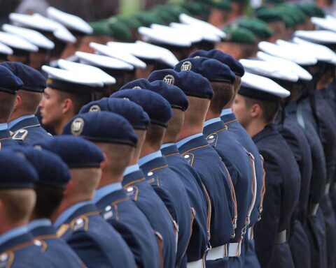 Bundeswehr-Soldaten bei Dienstgespräch; private Handynutzung eingeschränkt wegen Spionagegefahr.