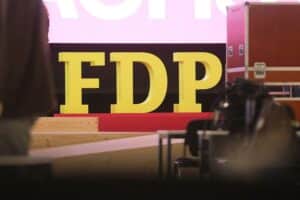FDP-Logo auf Parteitag mit Fokus auf die mögliche Neuausrichtung unter Wolfgang Kubicki.