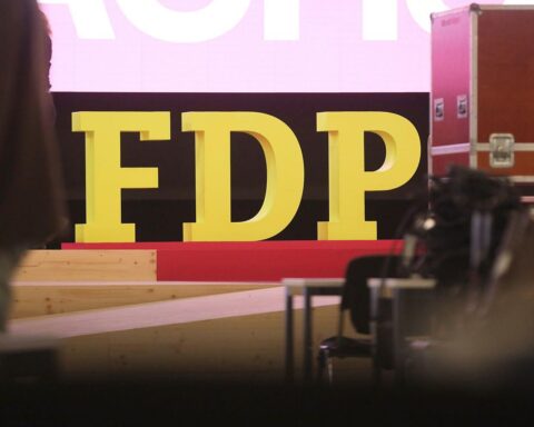 FDP-Logo auf Parteitag mit Fokus auf die mögliche Neuausrichtung unter Wolfgang Kubicki.