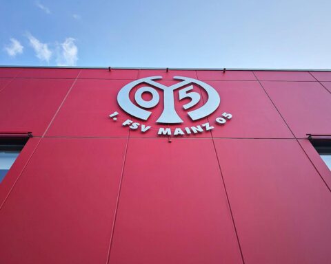 Polizei Mainz widerlegt Falschinformationen über Messerangriff nach Spiel des 1. FSV Mainz 05.