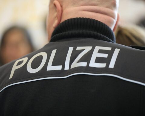 Polizist bei Kontrollen, E-Scooter und geschwindigkeitsüberschreitende Fahrzeuge. Sicherheitsmaßnahmen in Stendal.