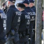 Polizeieinsatz mit Durchsuchungen, Schwerbewaffnete, Ermittlungen zu Schusswaffenvorfällen in Bremen.