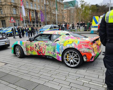 Polizei kontrolliert Sportwagen bei Verkehrskontrolle in Düsseldorf; Fokus auf Raser und Sicherheit.